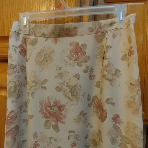 Maggie Lawrence Dresses & Skirts - (VGUC) Pretty Skirt